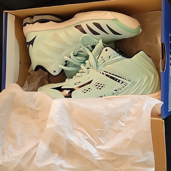 Men's Mizuno Volleyball Wave Lightning Z5 Mid #430265 - Picture 3 of 6